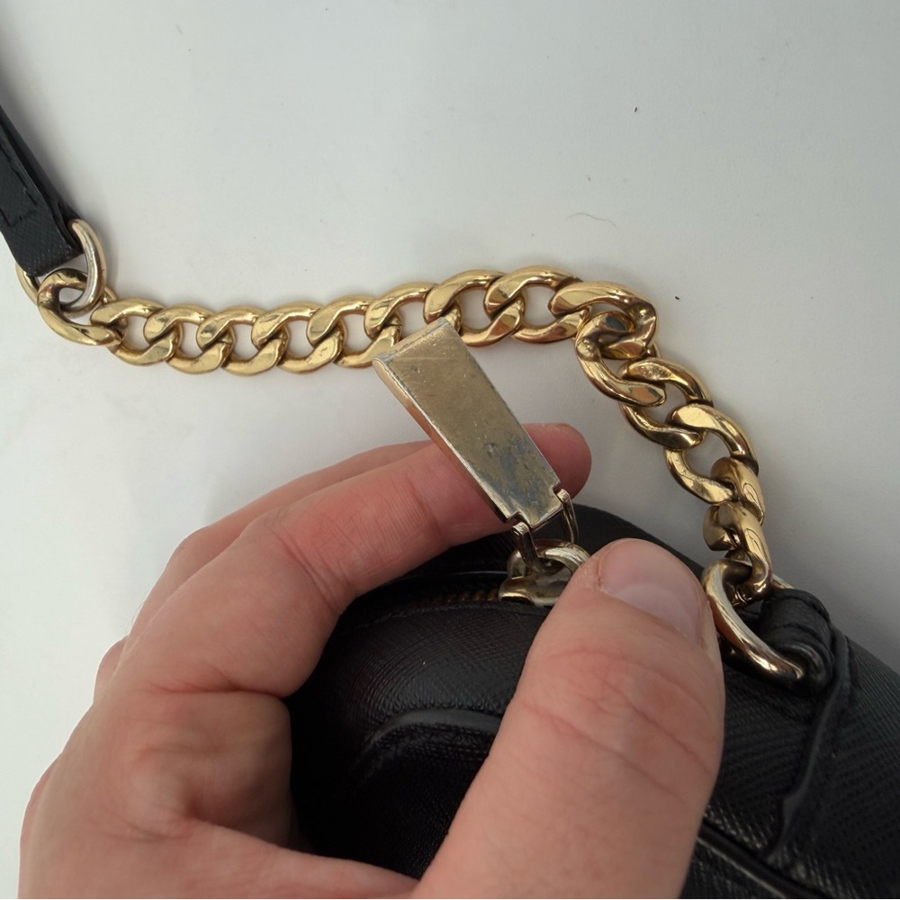 Michael Kors Black Crossbody Bag With Gold Chain. - Picture 5 of 7
